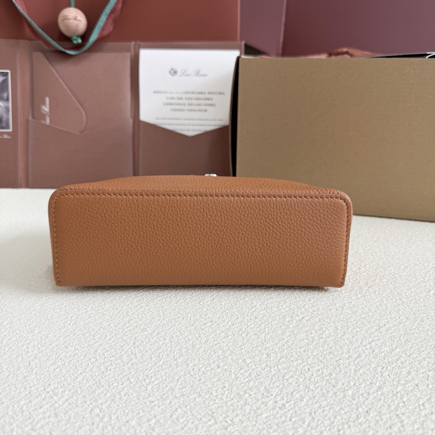 L**o p*ana extra pocket l19 grained calfskin 11 x 19 x 6.5 cm