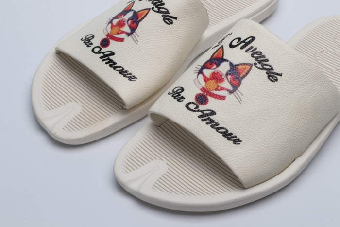 G*u*i slippers