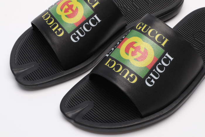 G*u*i slippers