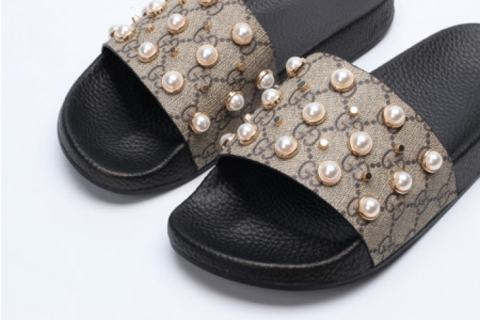 G*u*i slippers