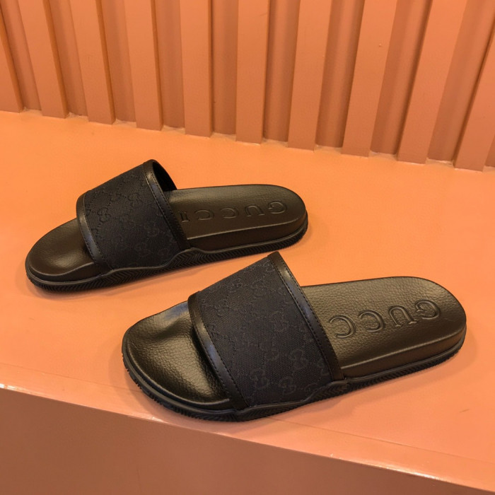 G*u*i slippers