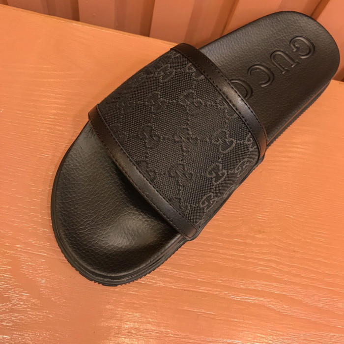 G*u*i slippers