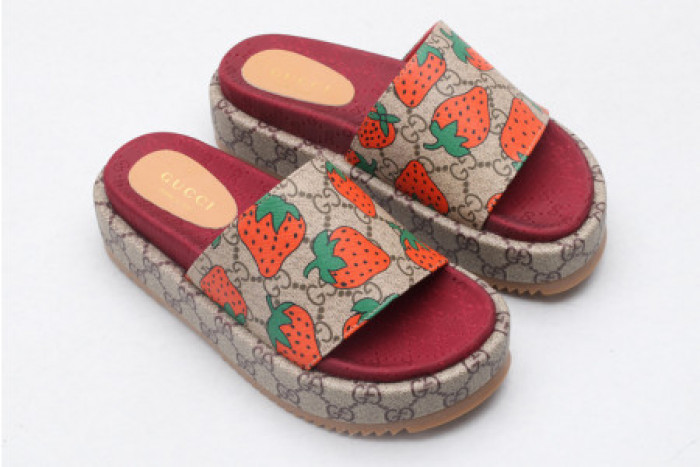 G*u*i slippers