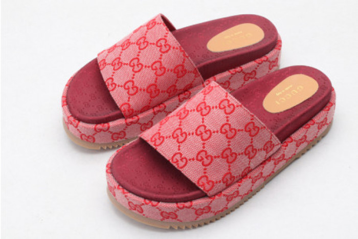 G*u*i slippers
