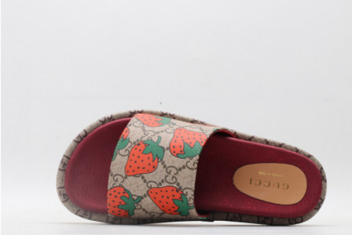 G*u*i slippers