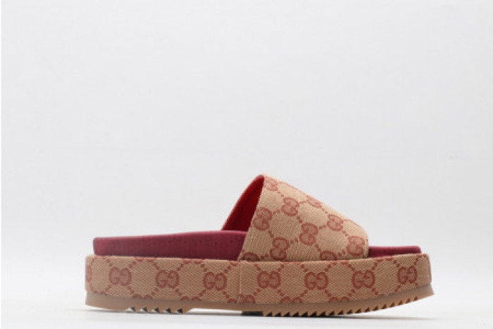 G*u*i slippers