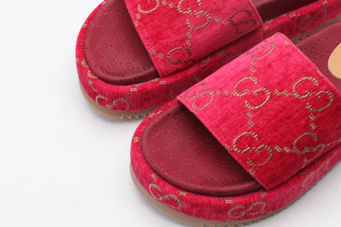 G*u*i slippers