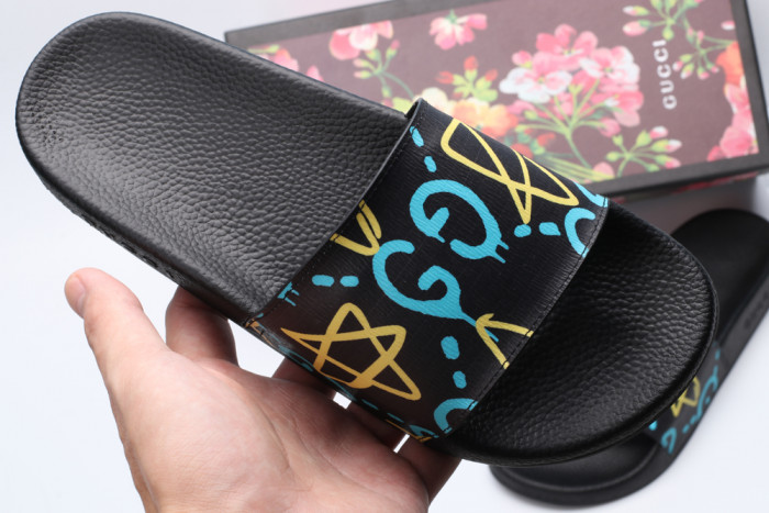 G*u*i slippers
