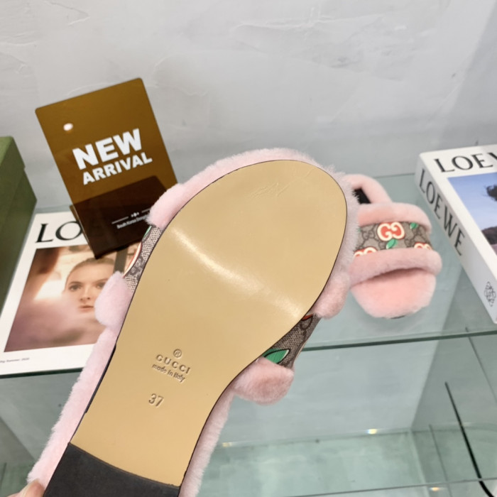 G*u*i slipper