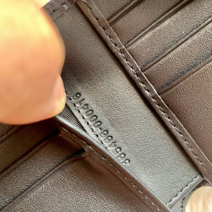 G*u*i wallet 365466 11*9