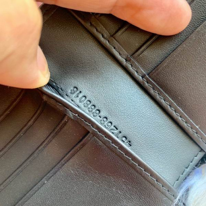 G*u*i wallet 451268 11*9